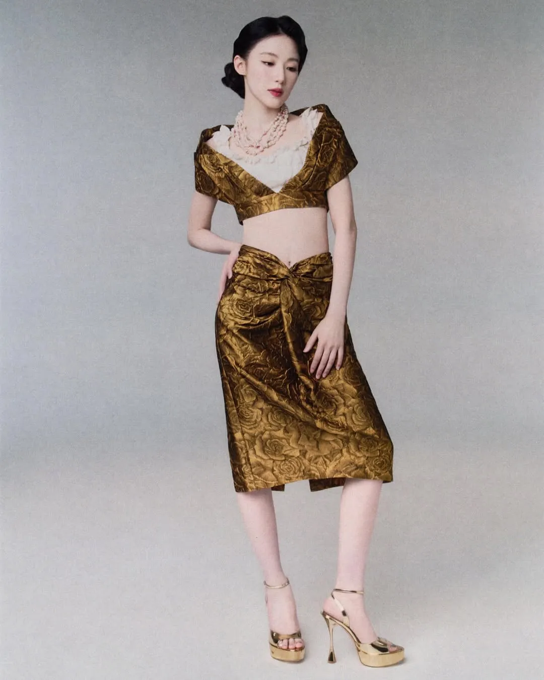 舒華以Shushu/Tong的2025春夏系列服飾亮相。翻攝Paper Magazine IG