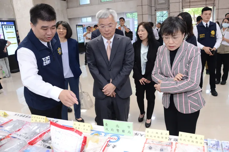 內政部長劉世芳等人視察打擊毒品成果。翻攝畫面