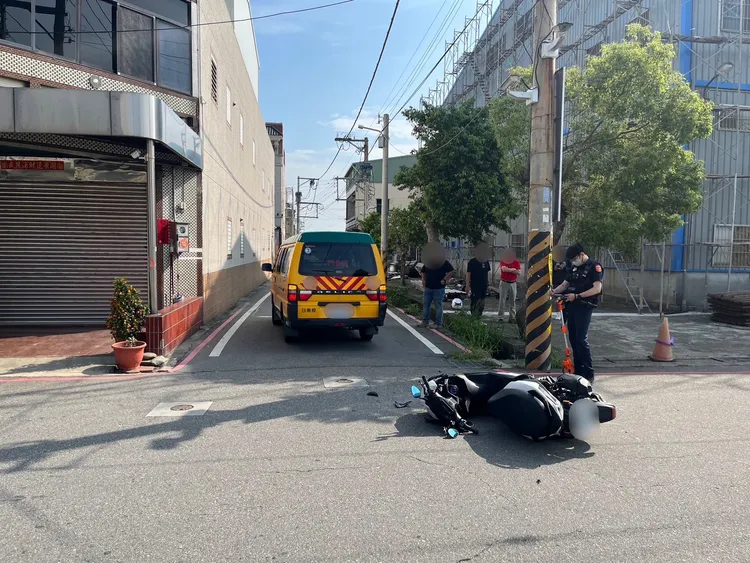 18歲吳姓男子騎機車追撞娃娃車，所幸僅輕微擦傷。民眾提供