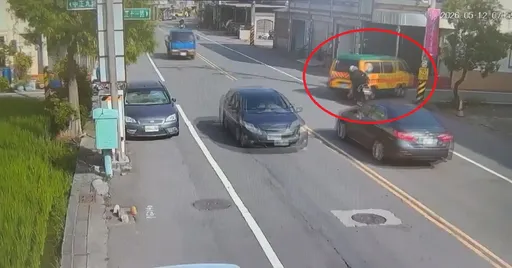 畫面曝光！18歲騎士追撞娃娃車噴飛受傷　車內老師、幼童嚇壞