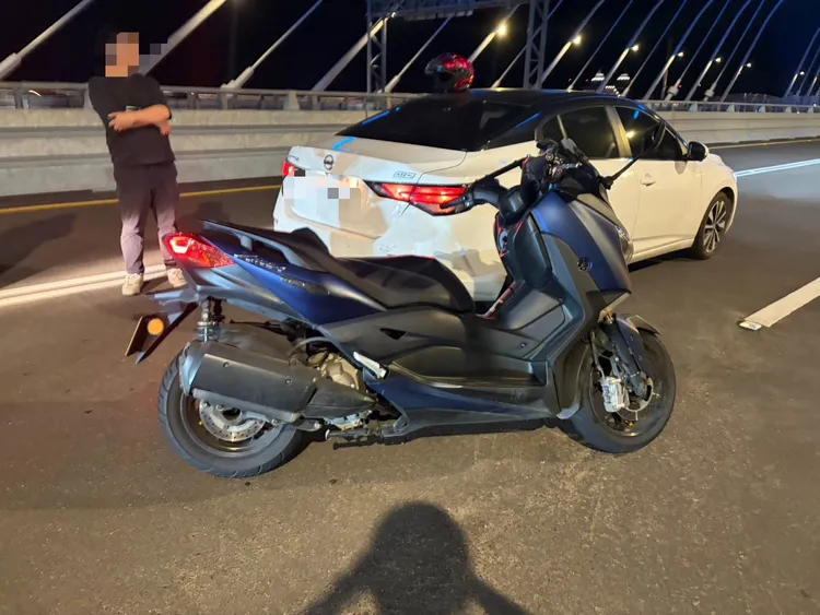 追撞轎車的機車騎士輕微擦挫傷，當事人現場包紮，後續自行就醫。翻攝畫面