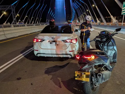 淡江大橋通車不到9小時爆首起車禍！　黃牌重機追撞轎車釀1人傷　
