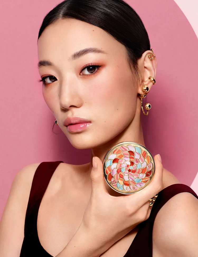 嬌蘭幻彩流星蜜粉餅，各2900元。品牌提供