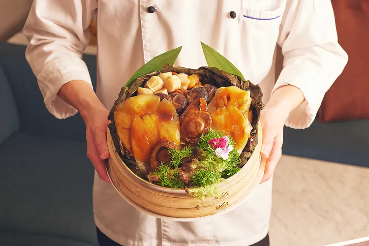 JR東日本大飯店台北的「帝王魚翅鮑魚粽」禮盒由凱華樓主廚楊德興嚴選鮑魚、排翅、日本干貝等珍稀食材，限量推出。業者提供
