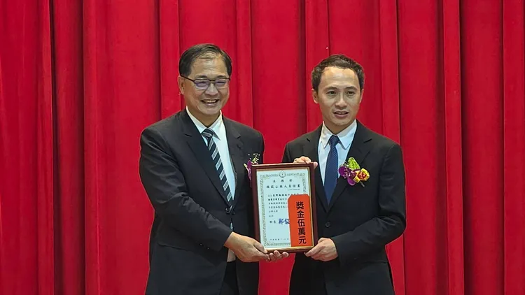 檢察官周韋志榮獲法務部鄭銘謙部長頒獎。橋檢提供