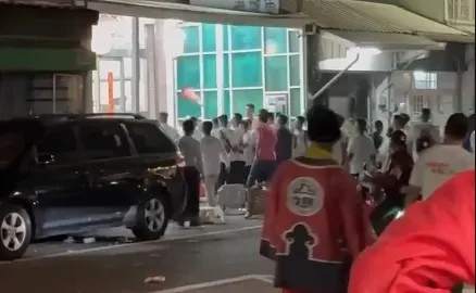 一群白衣人今天凌晨闖進前立委曾蔡美佐住家，打傷她與兒子曾維斌、親友共6人，警方事後逮到10人將移送雲林地檢偵辦。取自爆廢公社