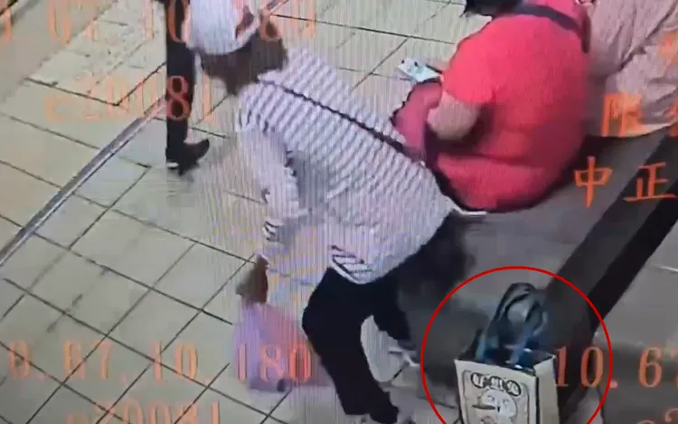 陳姓老婦趕捷運又滿手物品，忘了將手提包包放在石椅旁，等想到回頭找尋時，裝有5萬元現金的包包已經不翼而飛。翻攝畫面