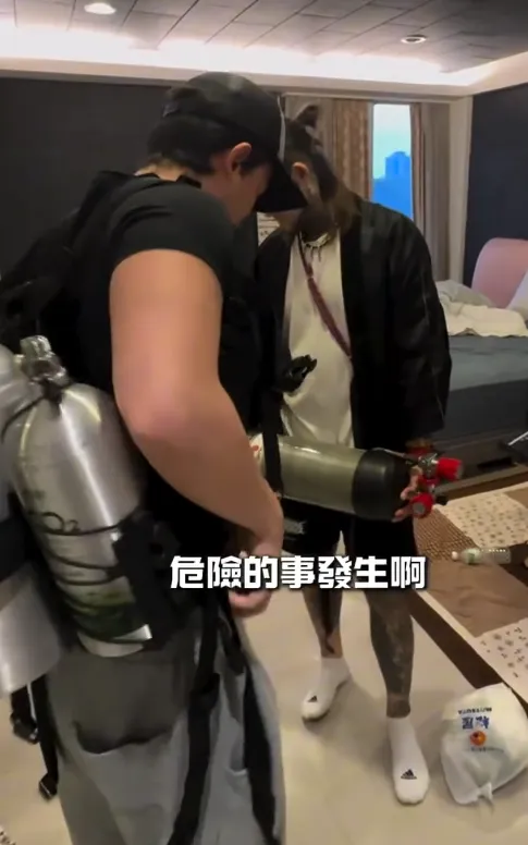孫安佐對組裝武器很有天分，帶著經紀人一起做實驗。翻攝孫安佐IG