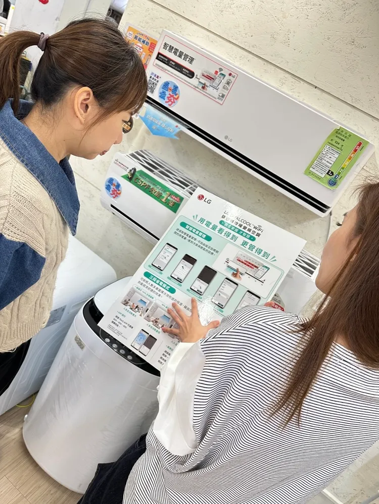 不少民眾前往門市了解新一代冷暖空調AI智慧控溫與節能管理功能差異。業者提供