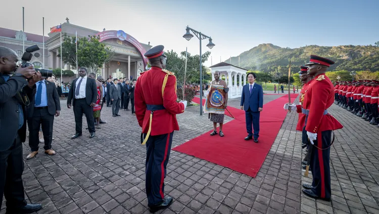 賴清德抵達後，先與恩史瓦帝三世國王（King Mswati Ⅲ）握手寒暄致意，隨後一同登上受禮臺。總統府提供