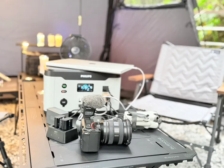 PHILIPS 1200W儲能行動電源可同時替相機、空拍機、筆電等多款創作設備供電，瞄準數位游牧與影音創作者需求。趙筱文攝