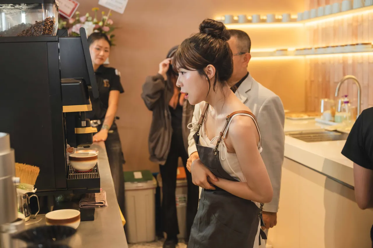 李多慧擔任品牌一日店長學煮咖啡。業者提供