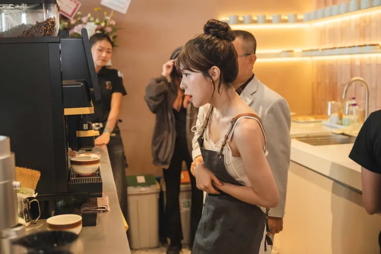 李多慧擔任品牌一日店長學煮咖啡。業者提供