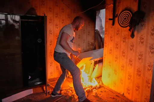 最慘空襲！住家起火搶救家當　基輔地鐵外陷火海