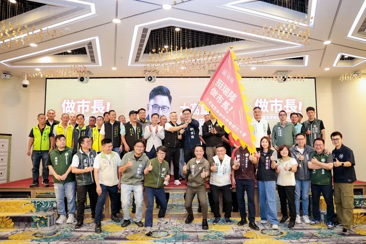 賴瑞隆授戰旗予後援總會總主席張宇讚。翻攝畫面