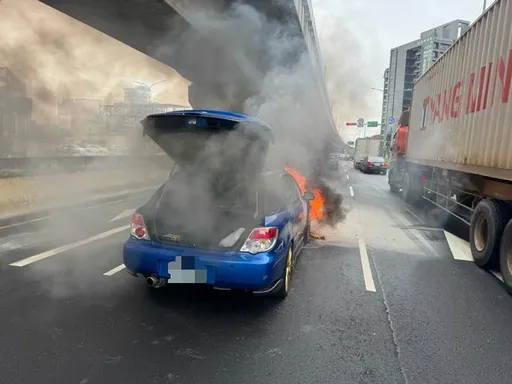上班尖峰驚魂！中壢轎車開到一半冒火　前座、引擎全燒毀