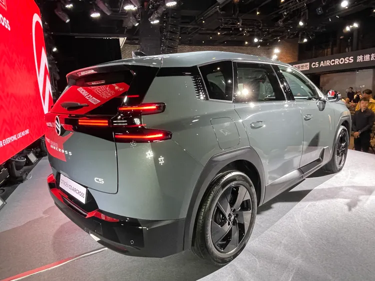 CITROËN C5 AIRCROSS車尾採用橫向延伸的LED燈組設計，搭配立體分層尾門與AIRCROSS字樣銘牌，強化視覺寬體感與辨識度，展現法式休旅一貫的簡潔科技美學與穩重氣勢。林浩昇攝