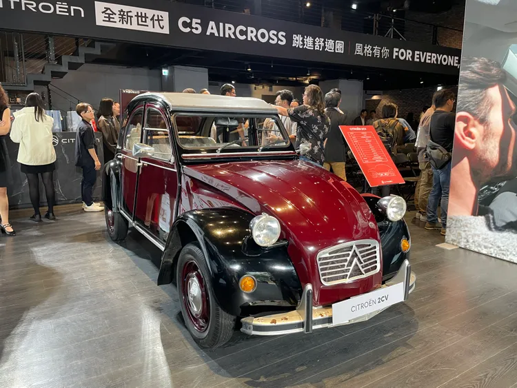 現場同時展出品牌經典車款CITROËN 2CV，象徵CITROËN自1930年代以來「舒適哲學」的延續。林浩昇攝