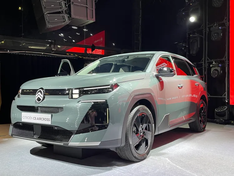 車頭在高階車型導入MATRIX LED頭燈與雙人字型廠徽設計，搭配C型日行燈組，展現新世代法式設計語彙與更鮮明的品牌識別。林浩昇攝
