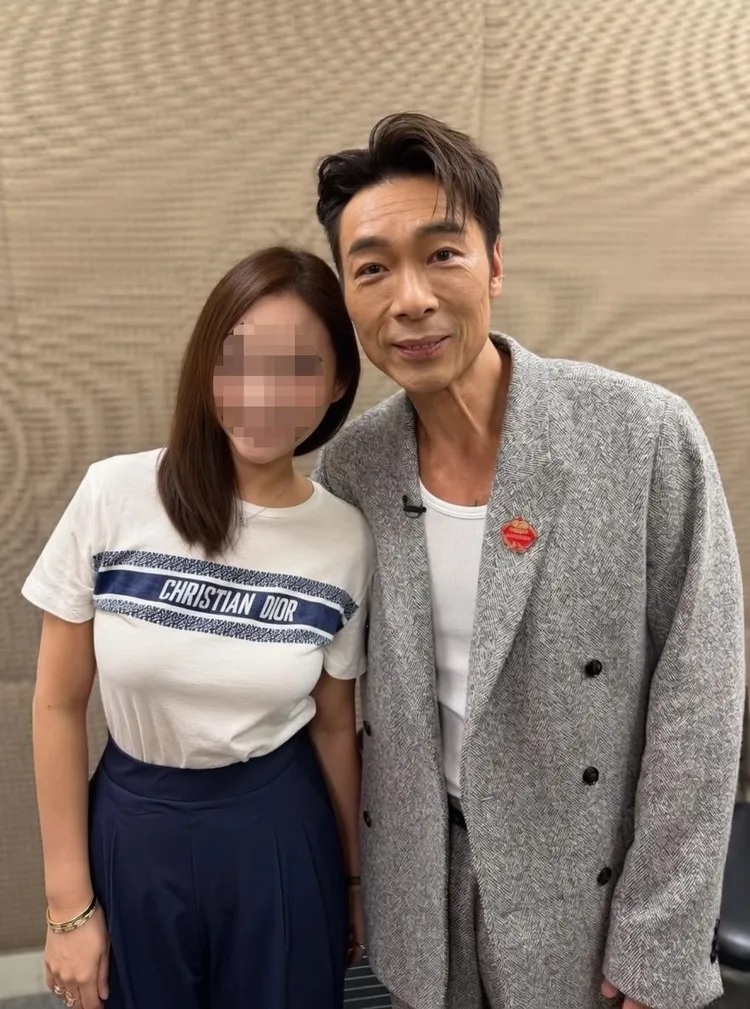 網友曝光許志安近期與粉絲合影，驚呼其「老了30歲」。翻攝自臉書社團「爆廢1公社」