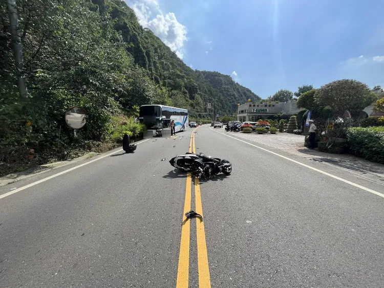 機車噴飛倒地，連座墊都脫落。民眾提供
