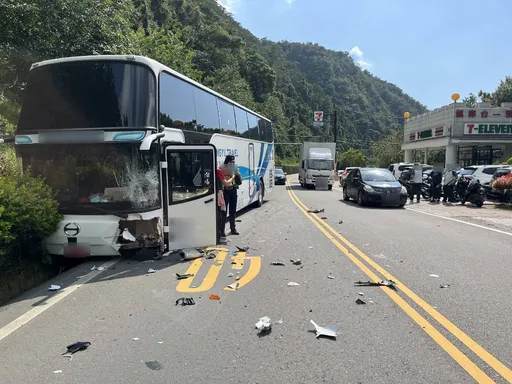 南投埔霧公路機車跨雙黃線逆撞遊覽車　18歲騎士噴飛送醫