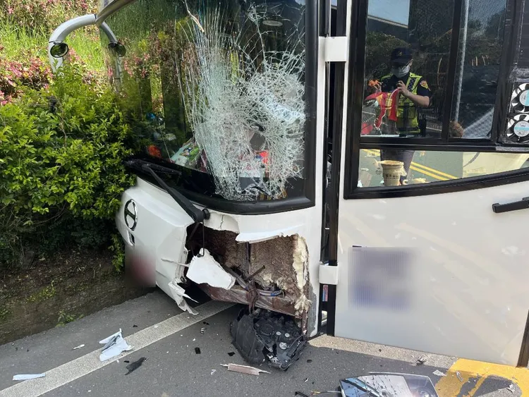 遊覽車前擋風玻璃及保險桿都被撞破。民眾提供