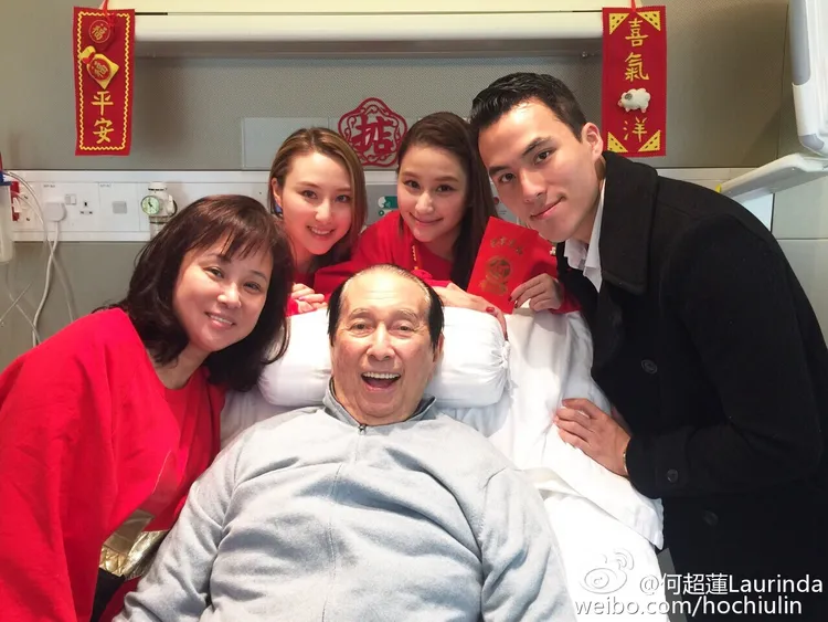 何鴻燊三房全家福。左起三太陳婉珍、女兒何超盈、何鴻燊、龍鳳胎女兒何超蓮、兒子何猷啟。翻攝何超蓮微博