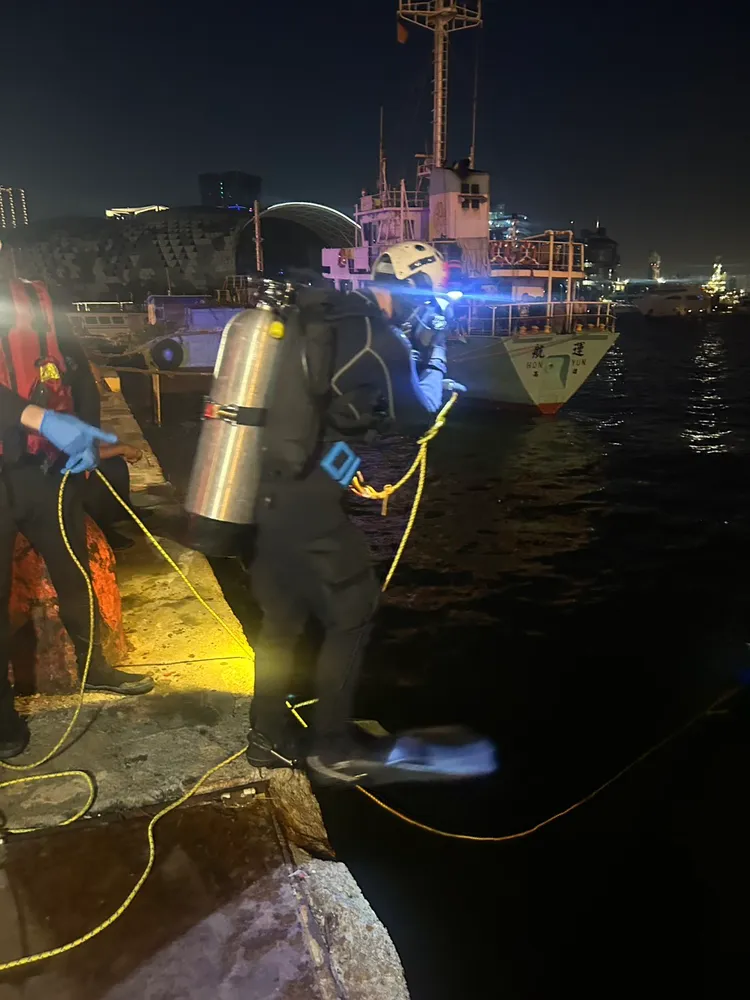 高雄港20號碼頭水域民眾落海，潛水人員下前搜救，救起送醫仍不治。翻攝畫面