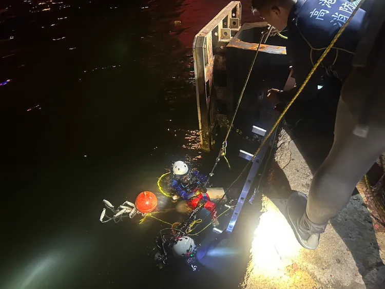 高雄港20號碼頭水域民眾落海，潛水人員下前搜救，救起送醫仍不治。翻攝畫面