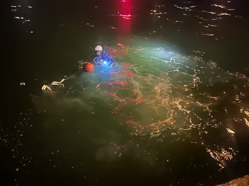 高雄港20號碼頭民眾落海！消防潛水人員急下前搜救　救起送醫不治