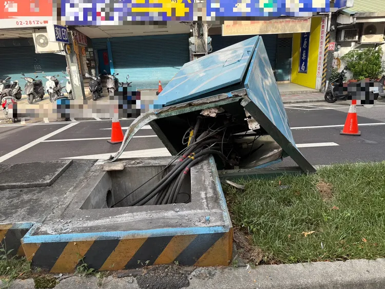 遭撞毀的電箱。翻攝畫面