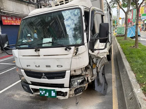 北市小貨車清晨「騎上」分隔島撞毀電箱　32歲男竟是毒駕