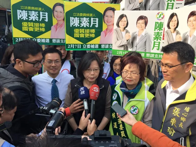 2015年彰化立委補選造勢活動，蔡英文、陳素月、張乘瑜同框接受訪問畫面。張乘瑜臉書