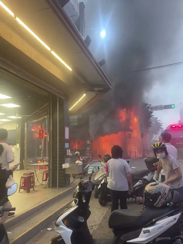 台中快炒店火警火勢猛烈，民眾飽受驚嚇。Threads/bing_3150提供