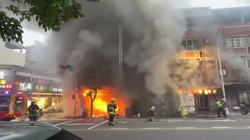 台中市區快炒餐廳大火　火煙竄燒駭人畫面曝光