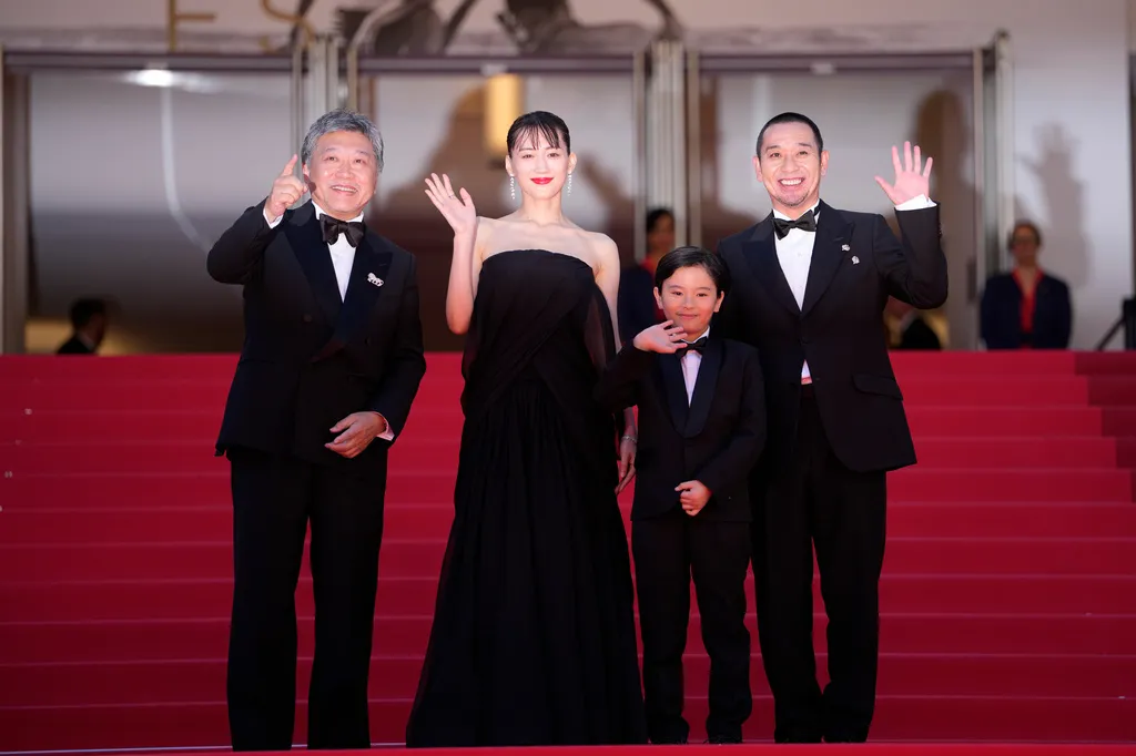 是枝裕和（左起）、綾瀨遙、桒木里夢、大悟，現身《再生家族》坎城影展首映。美聯社