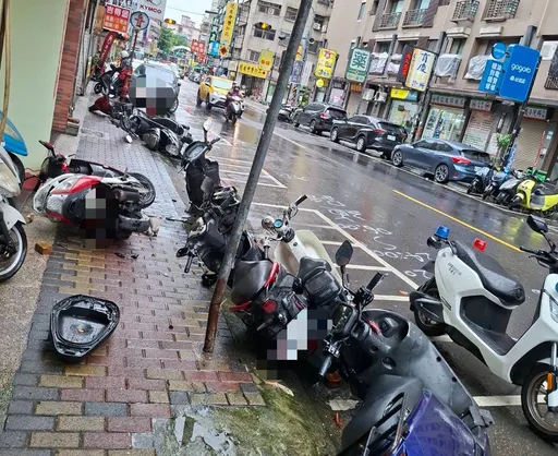 毒駕變身推土機！賓士男暴衝橫掃14車　丟「喪屍煙彈」入溝滅證遭活逮