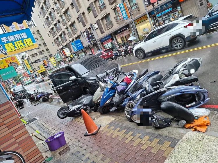 陳男肇事後下車查看但車子未熄火，民眾擔心其逃逸，主動圍住並報警處理。翻攝畫面