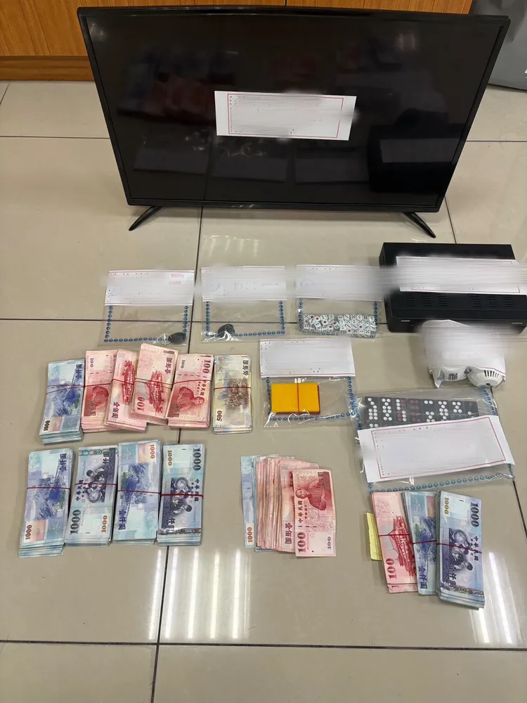 警方查獲天九牌與賭資等證物。翻攝畫面