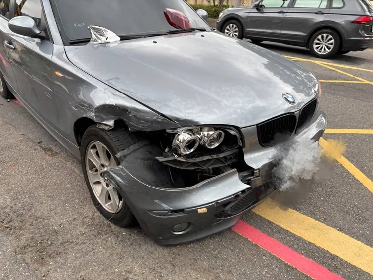 現場遭擦撞車輛。桃園警分局提供
