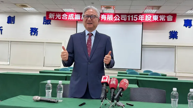 新纖董事長吳東昇於股東會後接受媒體訪問表示，AI人工智慧快速發展，帶動全球產業鏈重新洗牌，「台灣位在AI革命中心，大家要勇於參與供應鏈。」許麗珍攝