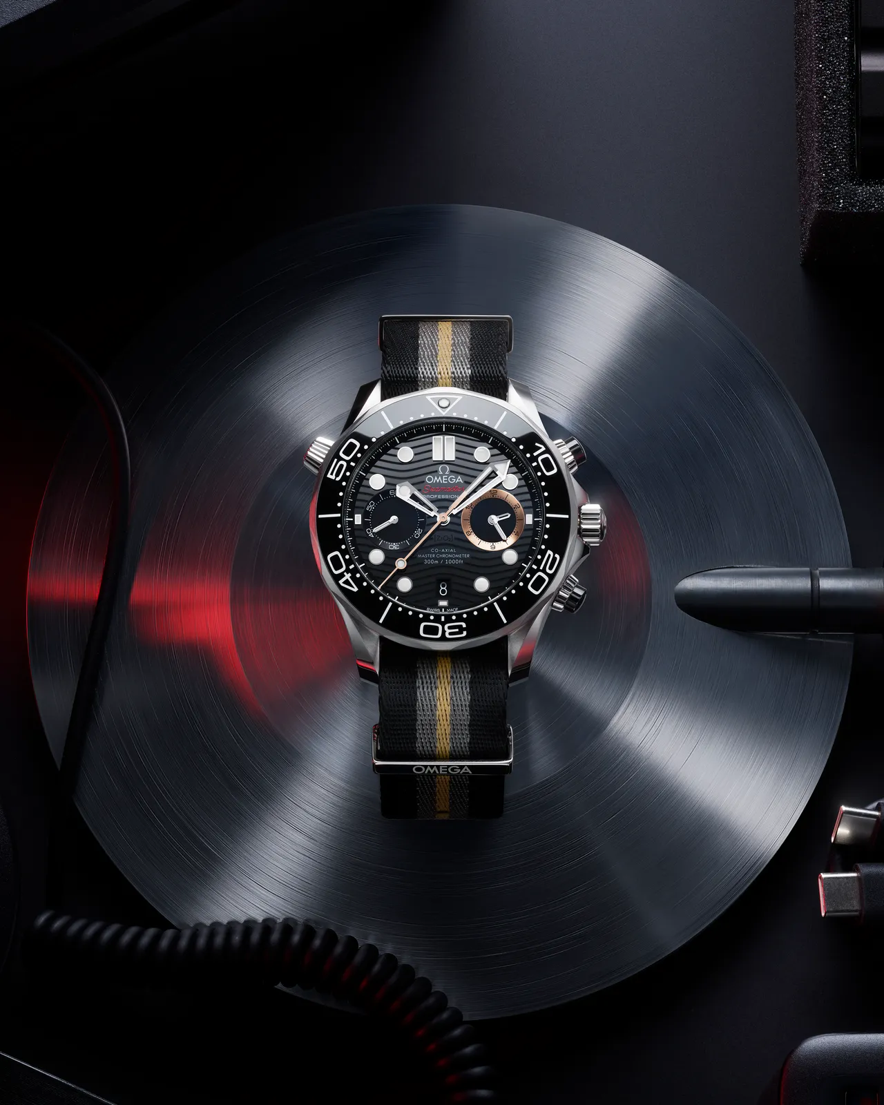 OMEGA 「007：First Light」海馬系列潛水300米計時腕錶，44mm，不鏽鋼錶殼，黑色錶盤，NATO錶帶，歐米茄9900自動上鍊機芯，動力儲存60小時，防水深度300米，28萬4000元。品牌提供