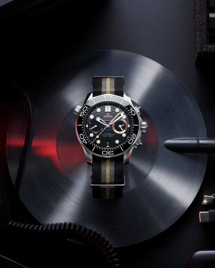 OMEGA 「007：First Light」海馬系列潛水300米計時腕錶，44mm，不鏽鋼錶殼，黑色錶盤，NATO錶帶，歐米茄9900自動上鍊機芯，動力儲存60小時，防水深度300米，28萬4000元。品牌提供