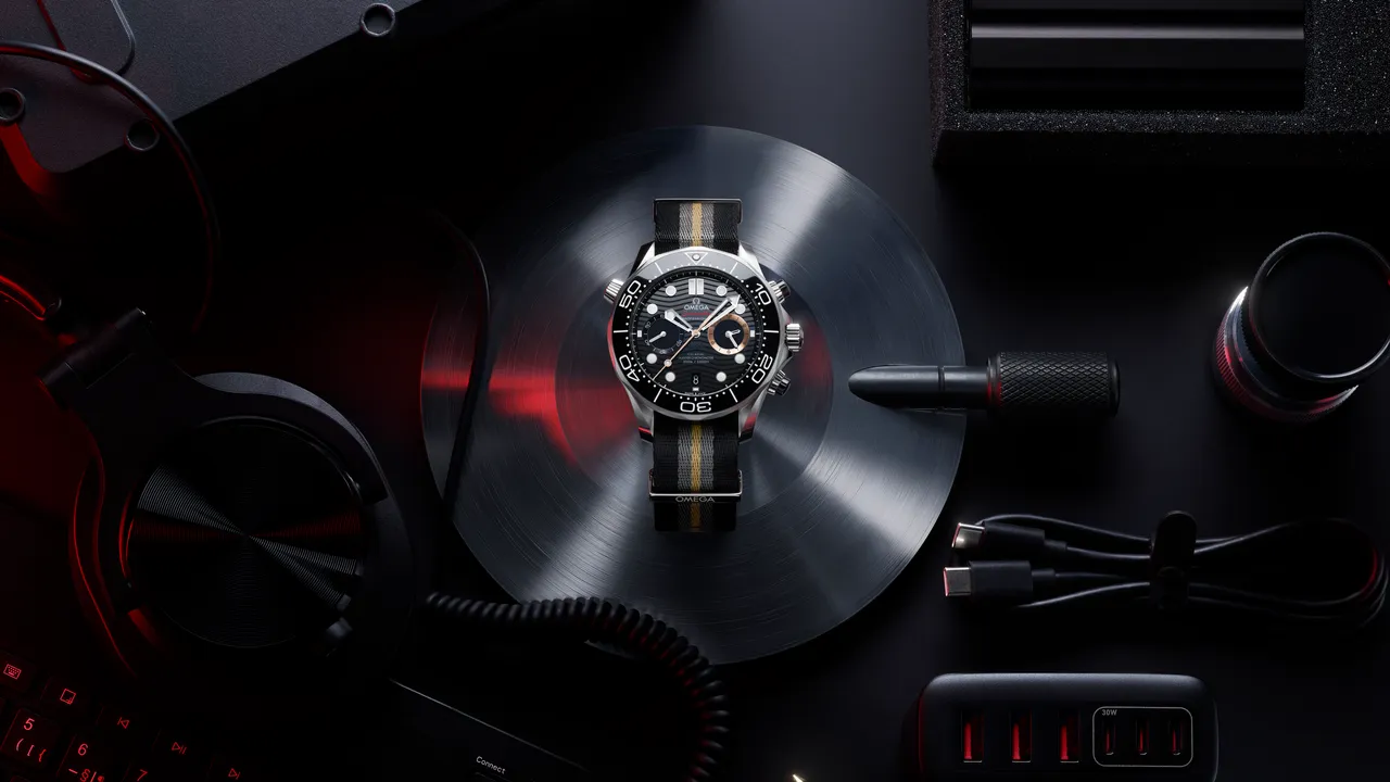 OMEGA 「007：First Light」海馬系列潛水300米計時腕錶，44mm，不鏽鋼錶殼，黑色錶盤，NATO錶帶，歐米茄9900自動上鍊機芯，動力儲存60小時，防水深度300米，28萬4000元。品牌提供