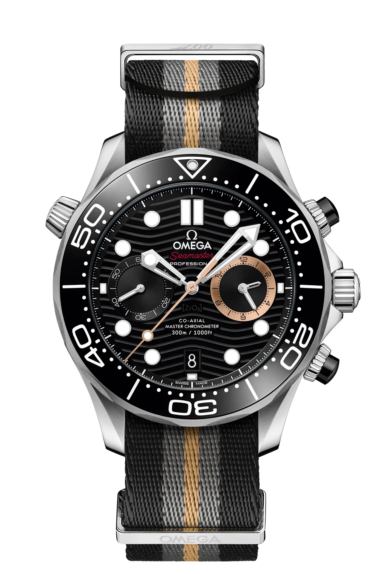 OMEGA 「007：First Light」海馬系列潛水300米計時腕錶，44mm，不鏽鋼錶殼，黑色錶盤，NATO錶帶，歐米茄9900自動上鍊機芯，動力儲存60小時，防水深度300米，28萬4000元。品牌提供