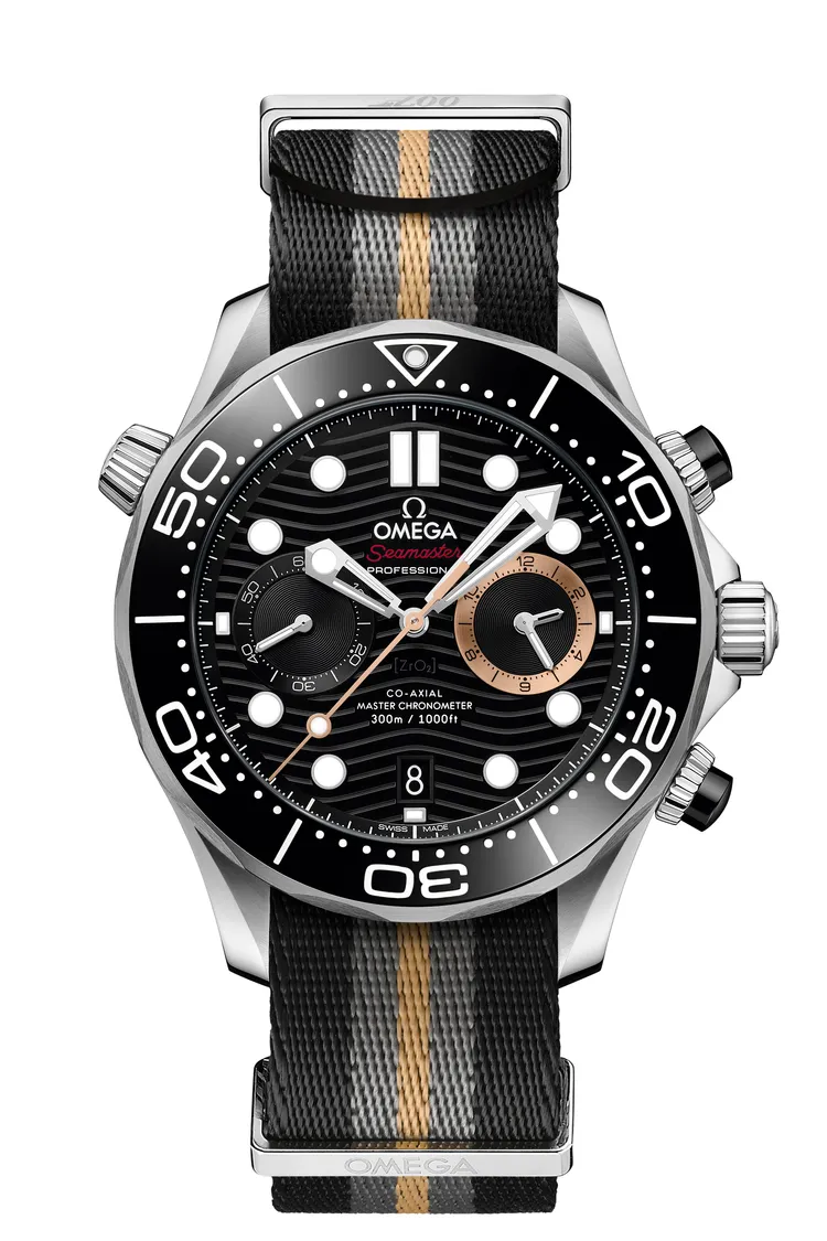 OMEGA 「007：First Light」海馬系列潛水300米計時腕錶，44mm，不鏽鋼錶殼，黑色錶盤，NATO錶帶，歐米茄9900自動上鍊機芯，動力儲存60小時，防水深度300米，28萬4000元。品牌提供