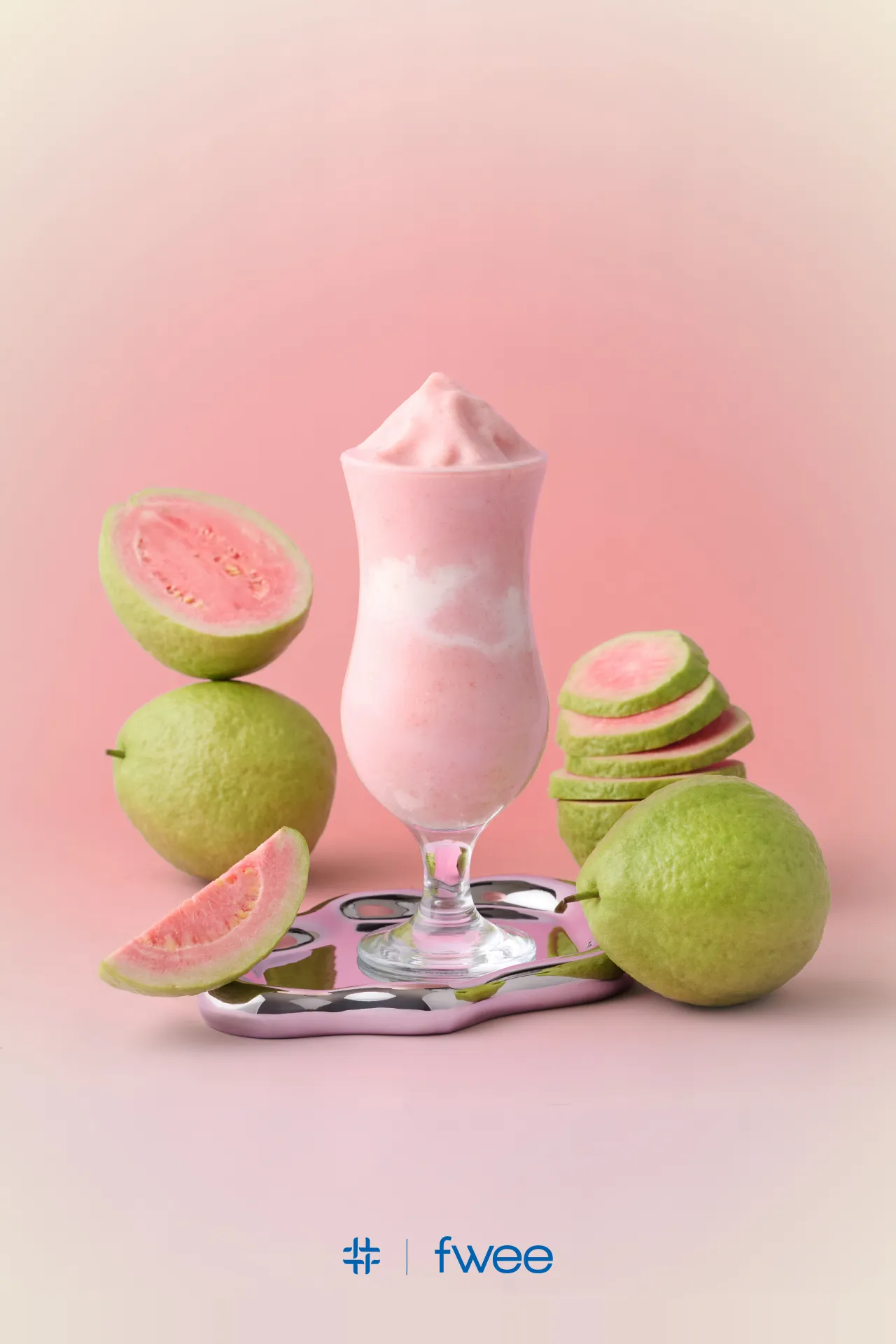 fwee與手搖飲得正合作，以#GUAVA CRUSH色號為靈感，獨家研發出「紅心芭樂烏龍奶昔」。品牌提供