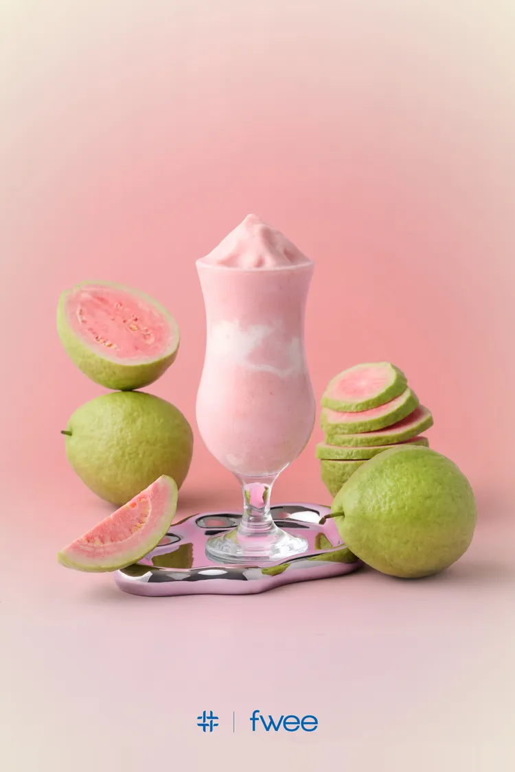 fwee與手搖飲得正合作，以#GUAVA CRUSH色號為靈感，獨家研發出「紅心芭樂烏龍奶昔」。品牌提供