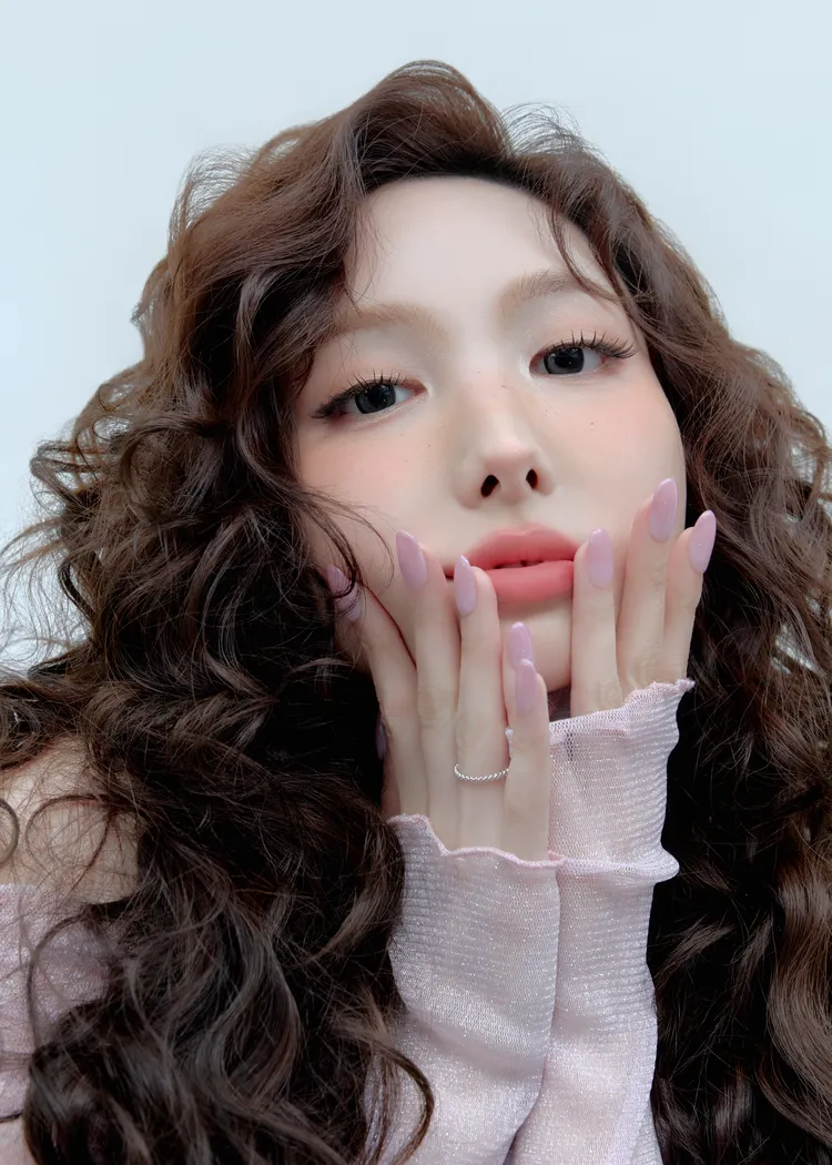 TWICE娜璉是fwee代言人，此妝容疊搽柔霧奶昔唇釉 #WATERMELON SORBET、#LYCHEE
PEACH。品牌提供